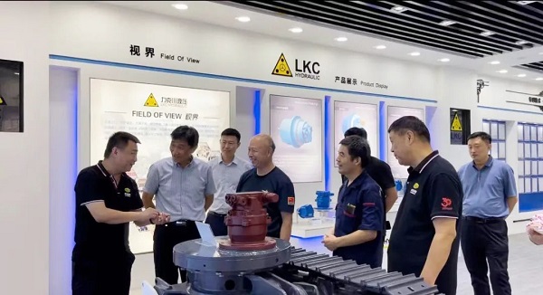 青岛德州老乡会宫兆东秘书长、禹城市在青流动党员党总支筹建负责人刘建民一行7人莅临公司参观调研3.jpg 青岛德州老乡会宫兆东秘书长、禹城市在青流动党员党总支筹建负责人刘建民一行7人莅临公司参观调研3.jpg