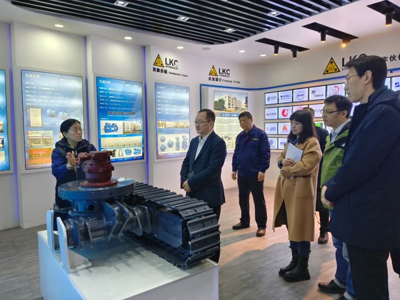 青岛市工信局副局长姜海天一行莅临力克川液压参观指导.jpg 青岛市工信局副局长姜海天一行莅临力克川液压参观指导.jpg