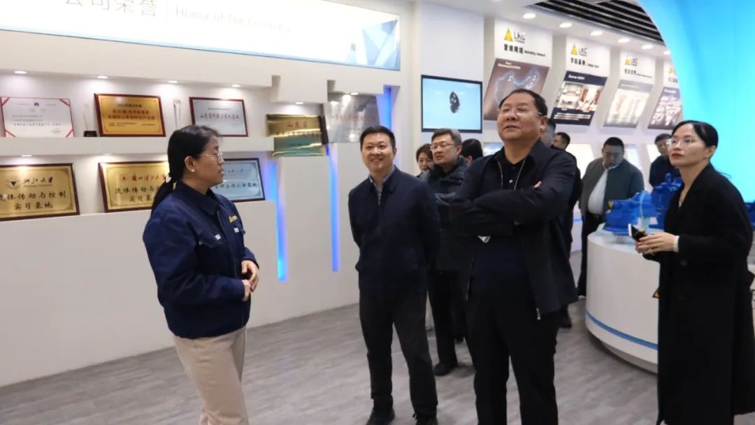 1741566685139436.jpg 区委统战部副部长郭可超一行莅临力克川液压参观指导2.jpg
