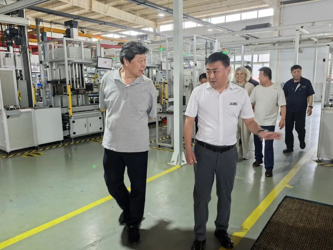 1750403002290721.jpg 中国液压气动密封件工业协会理事长杜旭东一行莅临我公司参观指导2.jpg